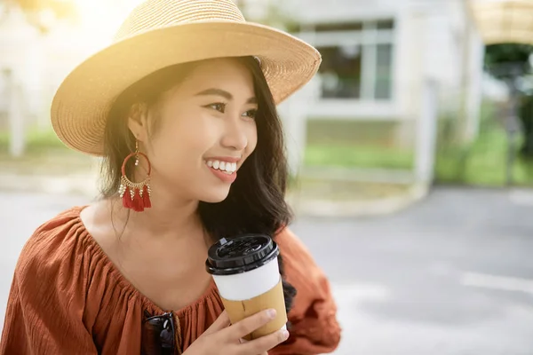 Jolie Jeune Femme Asiatique Boire Café Emporter Plein Air — Photo