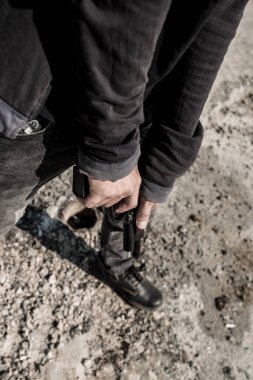 Elinde tabanca ateş ettikten sonra yeniden gangster