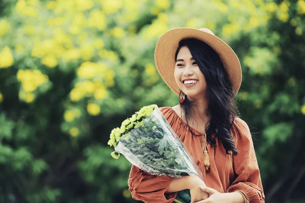 Attraktiv Vietnamesiska Kvinna Med Vackra Toothy Leende Och Bukett Blommor — Stockfoto