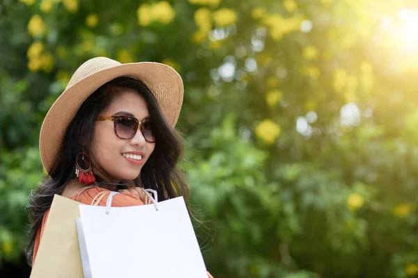 Retrato Joven Alegre Gafas Sol Sosteniendo Bolsas Compras —  Fotos de Stock