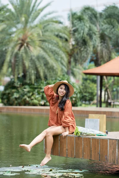 모자를 즐기는 여름날 물에서 매력적인 베트남어 여자의 초상화 — 스톡 사진
