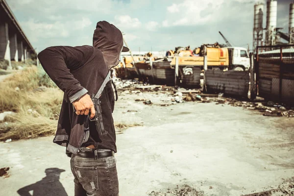 Gangster Att Pistolen Byxorna Innan Attackerar Truck Stop — Stockfoto