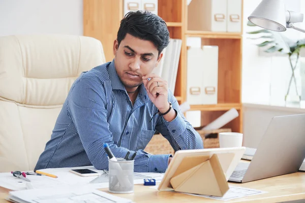 Jovem Engenheiro Indiano Pensativo Trabalhando Mesa Seu Escritório — Fotografia de Stock