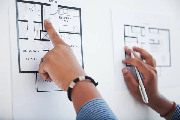 Ingenieur Zeigt Auf Badezimmer Auf Wohnungsbauplan Selektiver Fokus — Stockfoto