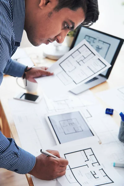 Ingeniero Indio Concentrado Corrigiendo Planos Apartamentos Mesa — Foto de Stock