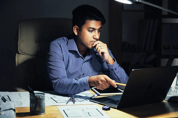 Ingeniero Joven Pensativo Trabajando Oficina Oscura Tarde Noche —  Fotos de Stock