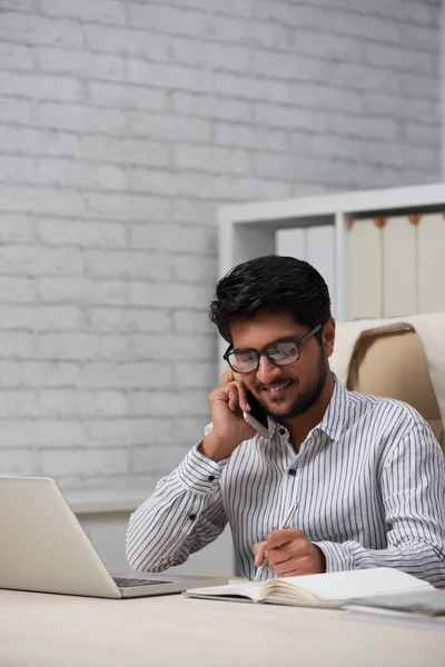 Joven Ejecutivo Empresarial Positivo Indio Tomando Teléfono Tomando Notas Planificador — Foto de Stock