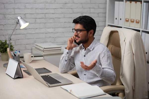 Positivo Jovem Empresário Indiano Ativamente Gestos Falar Telefone Com Parceiro — Fotografia de Stock
