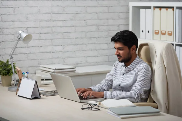 Jovem Empresário Indiano Trabalhando Laptop Seu Escritório — Fotografia de Stock