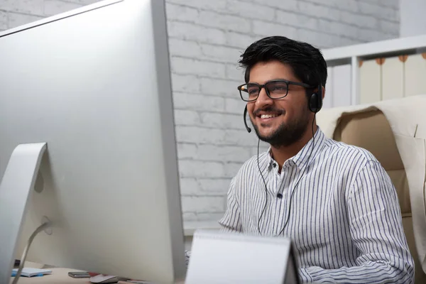 Portrait Young Smiling Indian Technical Support Operator Wearing Headset Answering — Stock Photo, Image