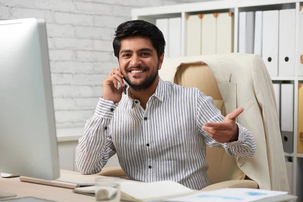 幸せな若いハンサムな実業家電話で話していると 彼のオフィスを訪問する顧客を歓迎 — ストック写真