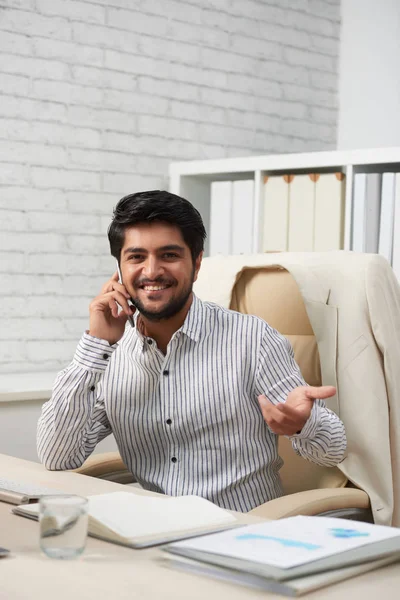 Porträtt Stilig Indisk Affärsman Prata Telefon När Arbetar Hans Kontor — Stockfoto