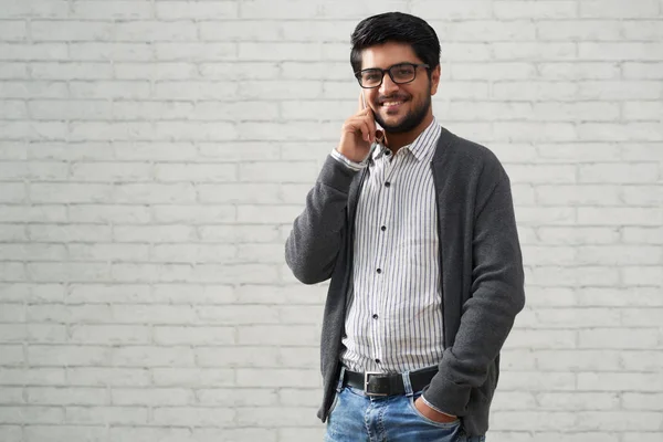 Portrét Pozitivní Jistý Indický Muž Mluví Telefonu Při Pohledu Fotoaparát — Stock fotografie