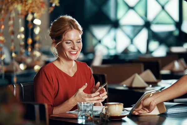 Camarero Trayendo Taza Café Hermosa Mujer Sonriente Restaurante — Foto de Stock