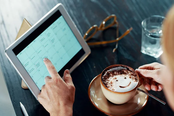 Närbild Bild Företag Dam Dricka Kaffe Och Kontroll Agenda Tablet — Stockfoto