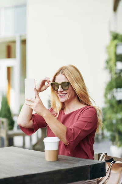 Ler Vacker Kvinna Solglasögon Tar Selfie Utomhus — Stockfoto