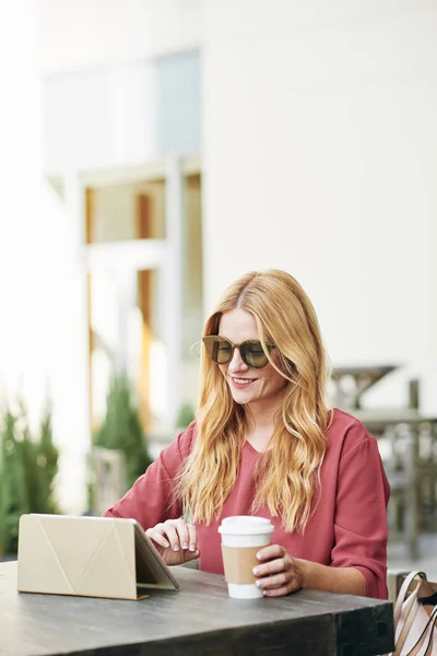 Lächelnde Geschäftsfrau Mit Kaffee Outdoor Café Und Etwas Auf Dem — Stockfoto