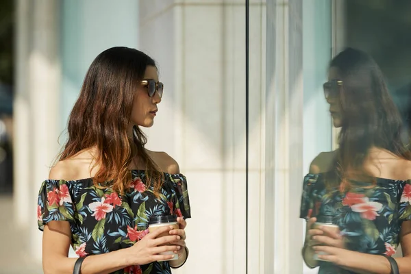 Hermosa Mujer Asiática Con Elegante Vestido Floral Sosteniendo Taza Bebida — Foto de Stock