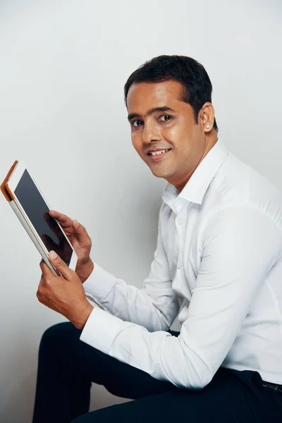 Fröhlicher Indischer Unternehmer Liest Informationen Auf Tablet Computer Seinen Händen — Stockfoto