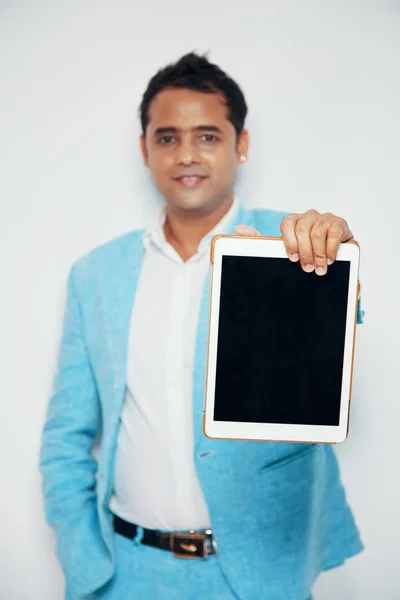 Sonriente Joven Empresario Mostrando Tableta Con Pantalla Oscura Vacía — Foto de Stock