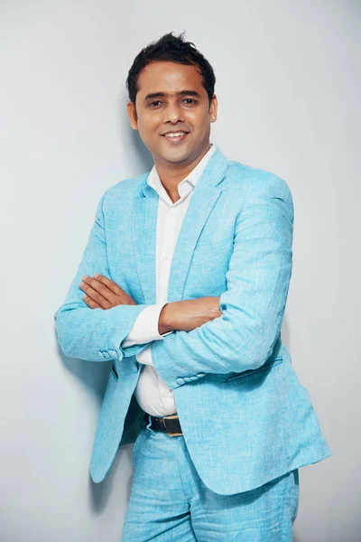 Porträt Eines Fröhlichen Indischen Unternehmers Hellblauen Anzug Der Die Kamera — Stockfoto