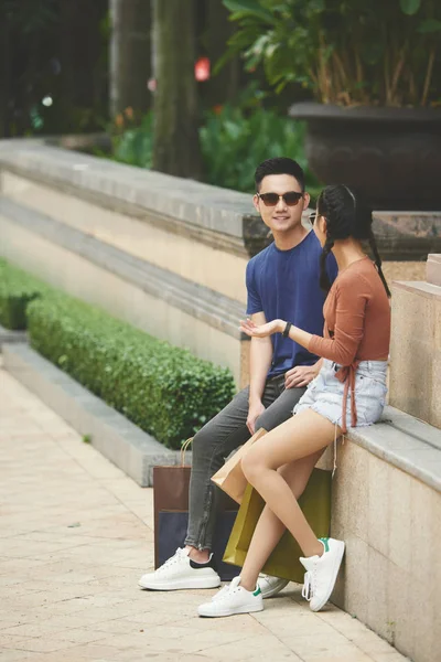 Fröhliches Vietnamesisches Paar Mit Einkaufstaschen Freien — Stockfoto