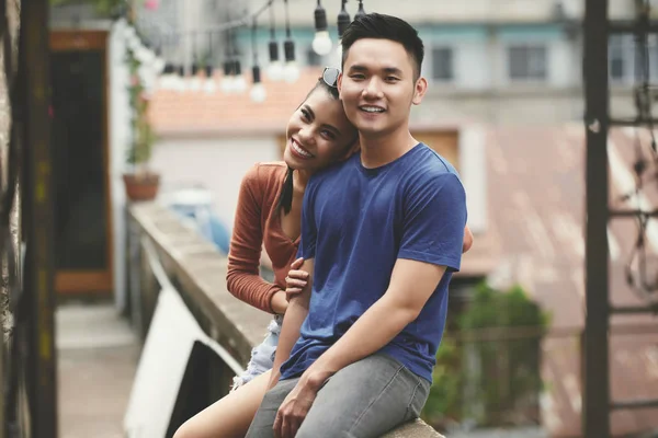 Feliz Joven Pareja Vietnamita Enamorada Sonriendo Mirando Cámara — Foto de Stock