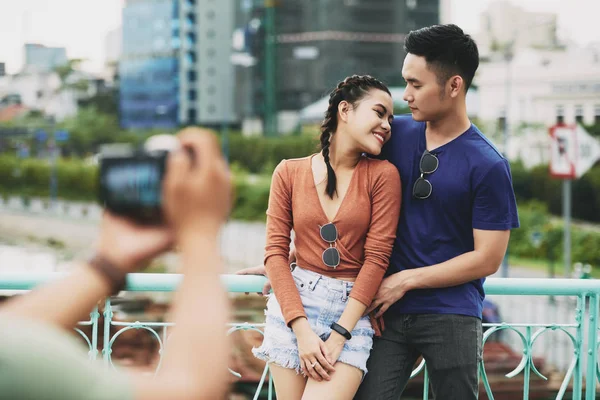美丽的越南年轻夫妇摆姿势的爱情故事照片拍摄 — 图库照片