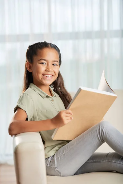 Menina Asiática Bonito Sorrindo Olhando Para Câmera Enquanto Bom Livro — Fotografia de Stock