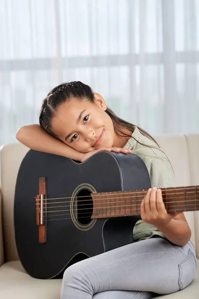 Mooi Aziatisch Meisje Bedrijf Akoestische Gitaar Camera Kijken Zittend Comfortabele — Stockfoto