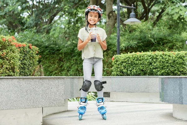 Menina Asiática Bonito Segurando Bebida Fria Sorrindo Enquanto Está Patins — Fotografia de Stock