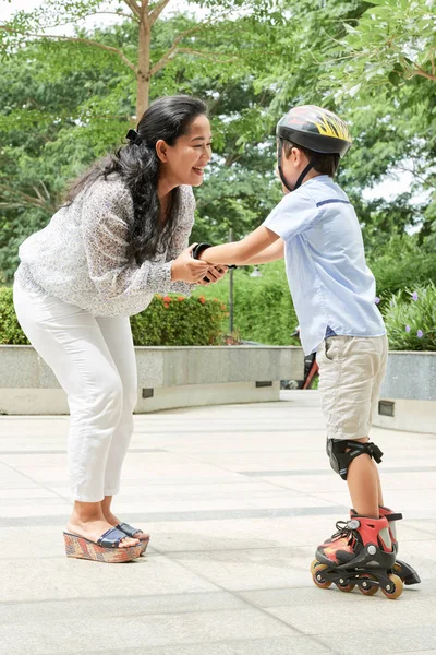 Vista Lateral Alegre Mujer Asiática Niño Apoyo Mientras Enseña Montar — Foto de Stock