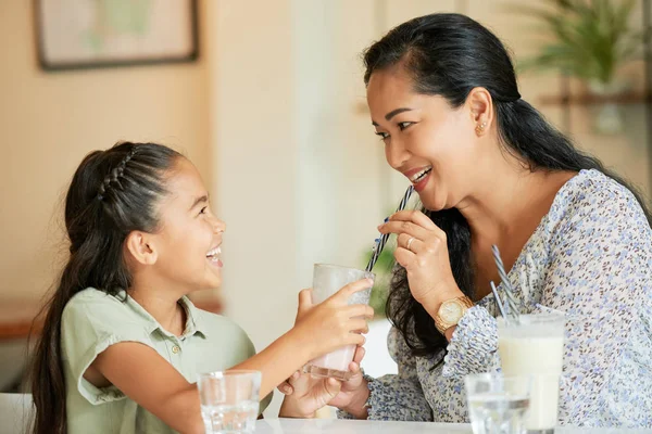 Gai Asiatique Fille Sourire Donnant Mère Verre Avec Délicieux Milkshake — Photo