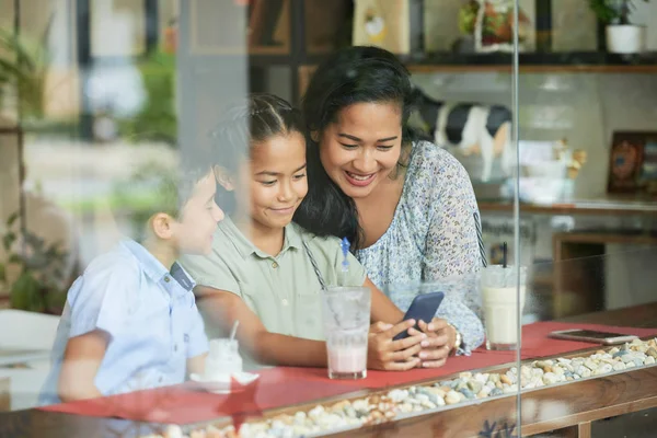 Mujer Asiática Niños Sonriendo Navegando Teléfono Inteligente Mientras Sienta Detrás — Foto de Stock