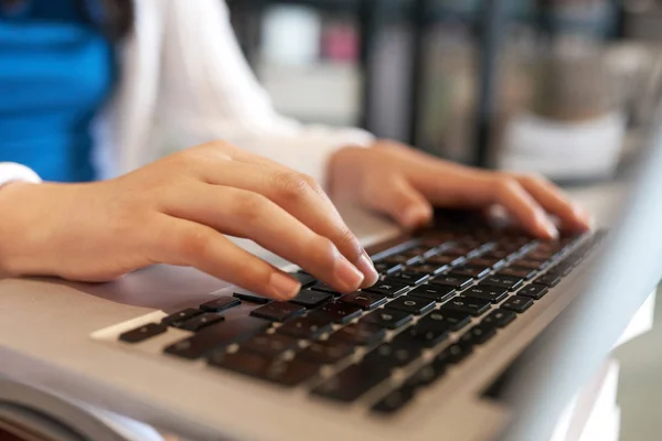 Mãos Estudante Universitário Digitando Laptop Trabalhar Projeto — Fotografia de Stock