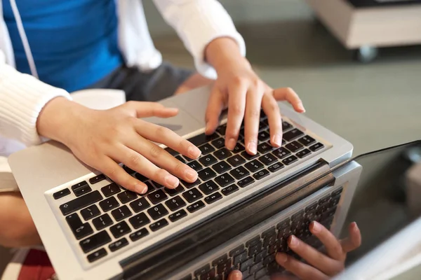 Les Mains Étudiant Travaillant Sur Ordinateur Dans Bibliothèque — Photo