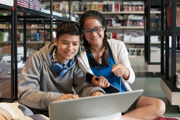 Alegre Mestizo Niños Viendo Ordenador Portátil Biblioteca — Foto de Stock