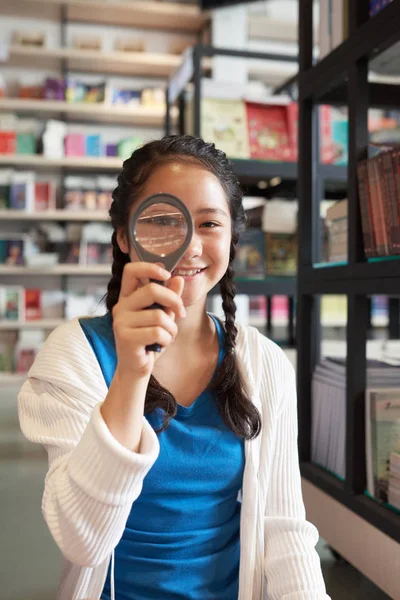 Porträt Eines Hübschen Lächelnden Schulmädchens Das Durch Ein Vergrößerungsglas Schaut — Stockfoto