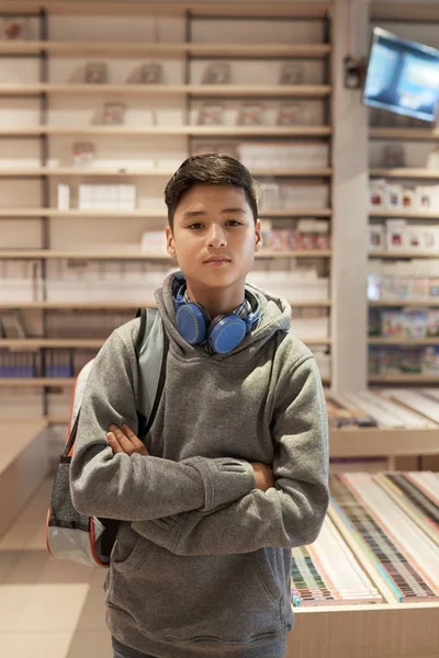 Sérieux Asiatique Adolescent Garçon Debout Dans École Bibliothèque — Photo