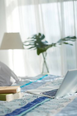 Sabah erken saatlerde dizüstü bilgisayar ve yatak defteri. Ev konseptinde eğitim