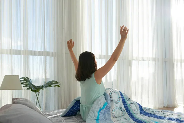 Mujer Estirándose Cama Temprano Mañana Vista Desde Atrás — Foto de Stock