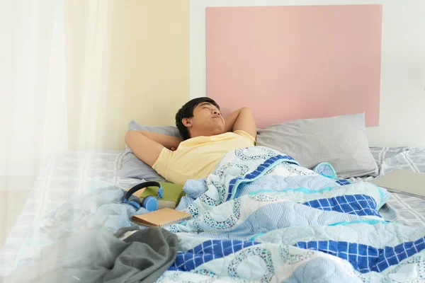 Cansado Estudante Asiático Dormindo Cama Durante Todo Dia — Fotografia de Stock