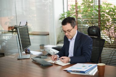 Kafkas girişimci onun akıllı telefon ve dolum planlayıcısı takvim kontrol