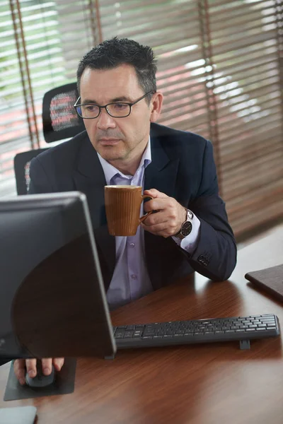 Geschäftsmann Trinkt Morgenkaffee Und Beantwortet Mails — Stockfoto