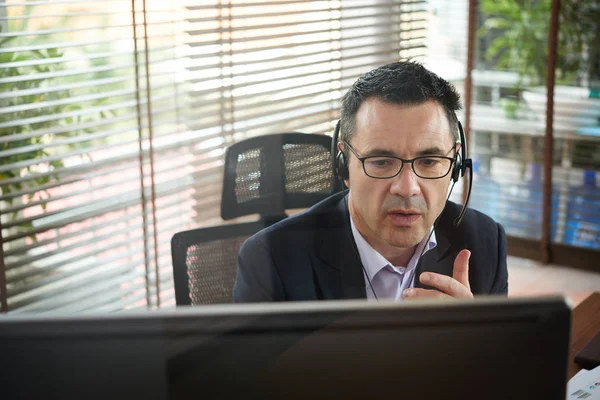 Empresário Sério Headset Discutindo Estratégia Desenvolvimento Com Parceiros Negócios — Fotografia de Stock