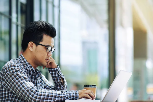 Vietnamesisk Mjukvaru Utvecklare Sitter Utomhus Café Och Arbetar Laptop — Stockfoto