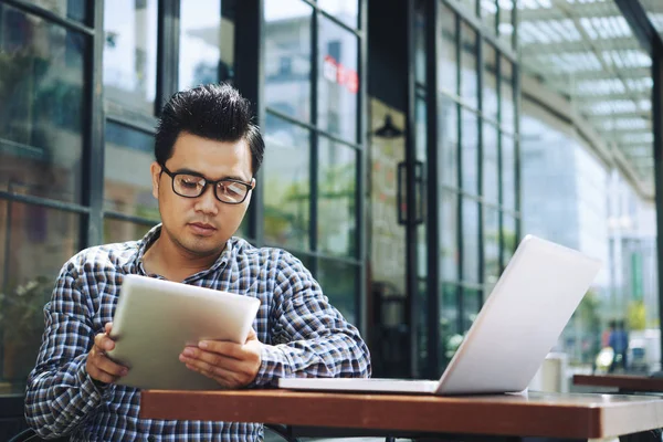 カジュアルウェアの若いアジア人ビジネスマンのポートレートタブレットコンピュータで電子メールを読む — ストック写真