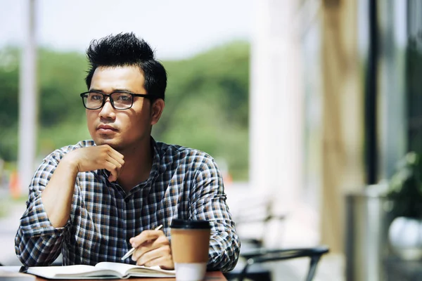 Σκεπτικός Βιετναμέζος Φοιτητής Πανεπιστημίου Κάθεται Στο Καφέ Και Γράφοντας Σκέψης — Φωτογραφία Αρχείου