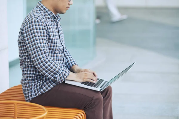 Immagine Ritagliata Ragazzo Seduto All Aperto Lavorare Sul Computer Portatile — Foto Stock