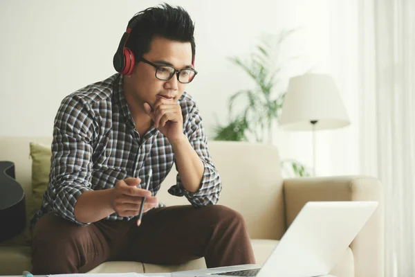 Jovem Criativo Fones Ouvido Trabalhando Laptop Seu Quarto — Fotografia de Stock